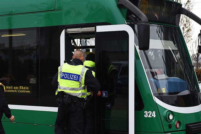Bundespolizisten kontrollieren die Tram 8 in Weil am Rhein.  | Foto: Jonas Gnther