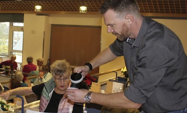 Stefan Schmitz vom Ordnungsamt schenkt einer lteren Dame einen Kaffee ein.   | Foto: Marianne Bader