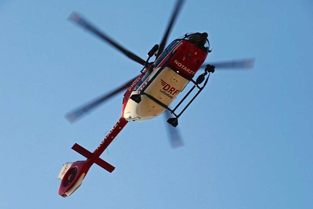 Ein Rettungshubschrauber musste am Son...der Rettungswagen im Stau feststeckte.  | Foto: Peter Gerigk