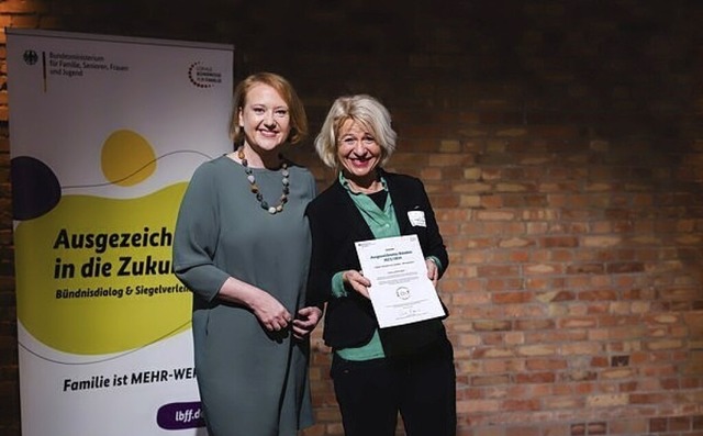 Netzwerkmanagerin Monika Studinger (re...Familienministerin Lisa Paus entgegen.  | Foto: Nils Hasenau