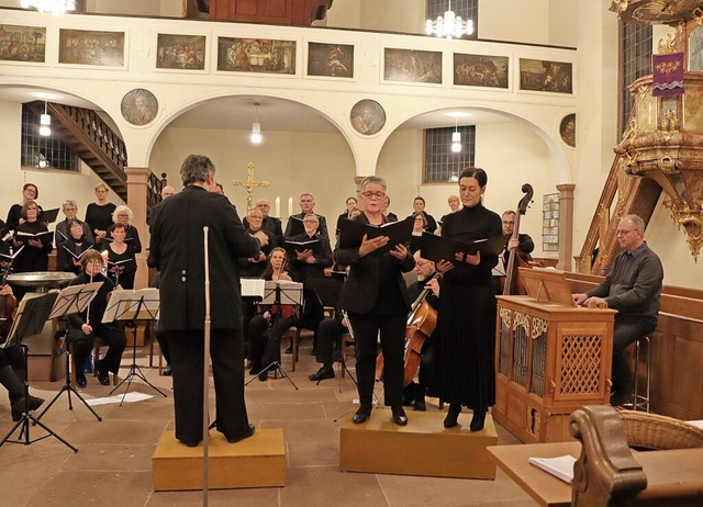 Dirigentin Susanne Momann (von links)...r (Sopran) und Organist Frank Spengler  | Foto: Juliana Eiland-Jung