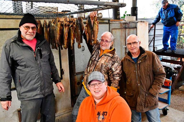 Norbert Grunwald (von links), Markus N... mit den frisch gerucherten Forellen.  | Foto: Heinz und Monika Vollmar