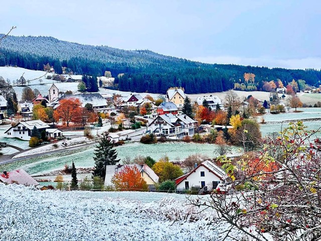 Blick auf Saig ; mix aus Herbst und Winter!  | Foto: Julie Bartberger