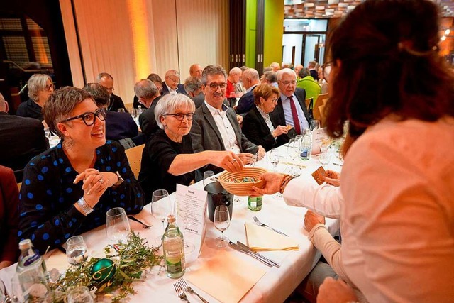 Der Verkauf der Lose fr die Tombola lief am Samstagabend wie am Schnrchen.  | Foto: Michael Bode