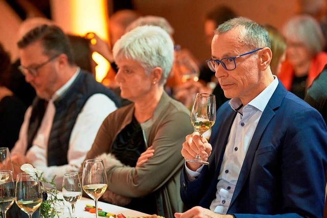 Der neue E-Werk-Chef Bernhard Palm (re... Gastgeber bei der BZ-Weinprobe dabei.  | Foto: Michael Bode