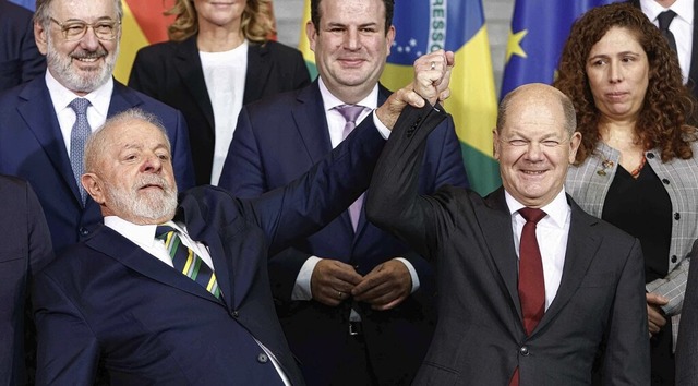 Posieren frs Familienfoto: Brasiliens...nzler Olaf Scholz im Bundeskanzleramt.  | Foto: MICHELE TANTUSSI (AFP)