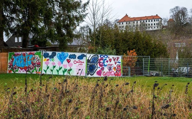 Bunt bemalte  Plakate zur Erinnerung an die Tat  | Foto: Stefan Puchner