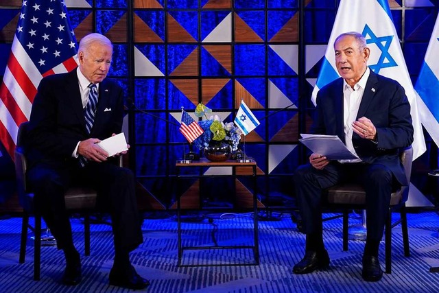 Benjamin Netanjahu, Ministerprsident ...ch mit US-Prsident Joe Biden (links)  | Foto: Evan Vucci (dpa)