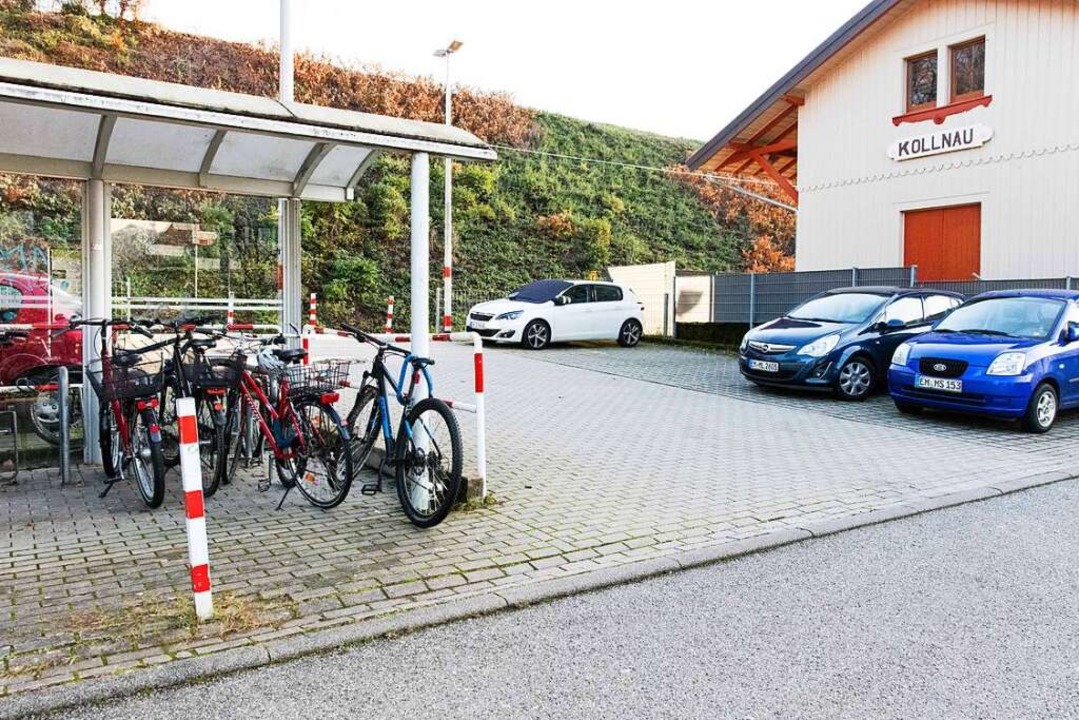 Am Kollnauer Bahnhof werden Pkw-Parkpl... und durch Fahrradstellplätze ersetzt.  | Foto: Gabriele Zahn