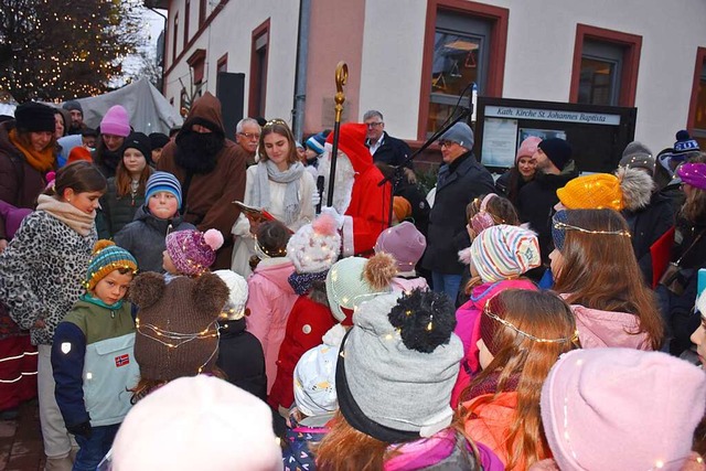 Groer Andrang herrscht, als der Nikolaus nach Forchheim kommt.  | Foto: Roland Vitt