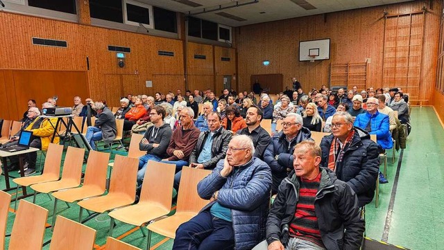 100 Brger fllten die Halle Atzenbach...gen an die Vertreter des Landratsamts.  | Foto: Gerald Nill