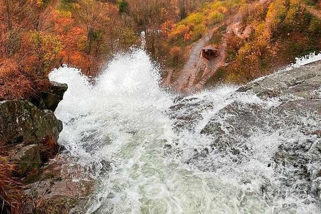 Beim Todtnauer Wasserfall strzen Wassermassen in die Tiefe