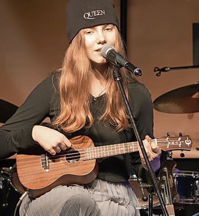 Fiona Trefzger spielt auf der Ukulele  | Foto: Heiko Trefzger