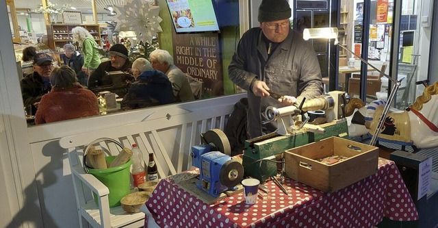 Rund um den Dorfladen fand in diesem J...ndwerk und regionalen Produkten statt.  | Foto: Birgit Kiefer