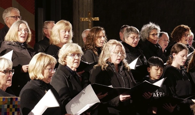 Der Kammerchor Bad Sckingen bei seine...ntskonzert in der  Heilig-Kreuz-Kirche  | Foto: Michael Gottstein