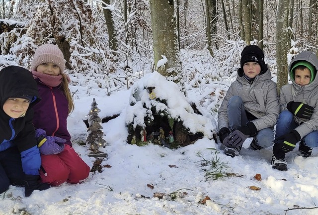 Immer wieder finden sich Kinder mit ih...r Weihnachtskrippe am Trstlerweg ein.  | Foto: Heinz und Monika Vollmar