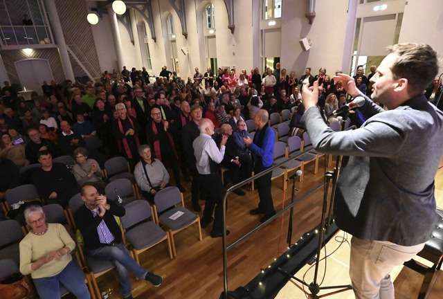 Alle Chre und das Publikum singen in der Steinhalle, Patrick Heil dirigiert.   | Foto: Markus Zimmermann