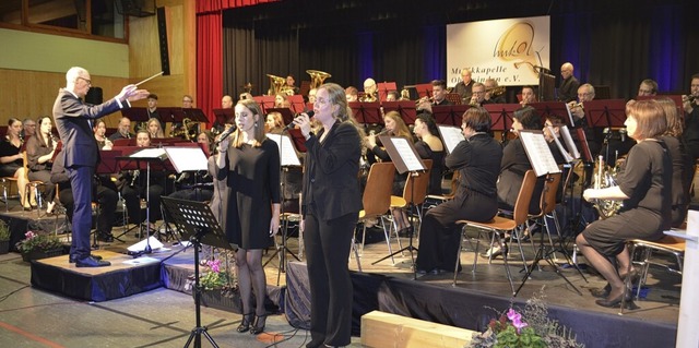 Leonie Bayer (links) und Svenja Volk s...chen Film &#8222;Wie im Himmel&#8220;.  | Foto: Nikolaus Bayer