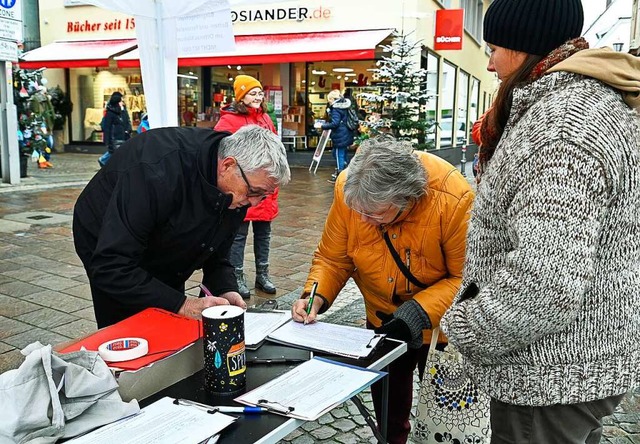 Melanie Kappus (rechts) und Jana Schwa...schriftensammlung auf dem Sonnenplatz   | Foto: Endrik Baublies