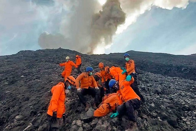 Retter bereiten sich auf eine Bergung nach dem Ausbruch des Vulkans Marapi vor.  | Foto: HANDOUT (AFP)