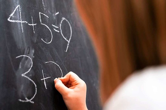 Besonders Mathe und Deutsch fllt Sch...en und Schlern in Deutschland schwer.  | Foto: Florian Schuh (dpa)