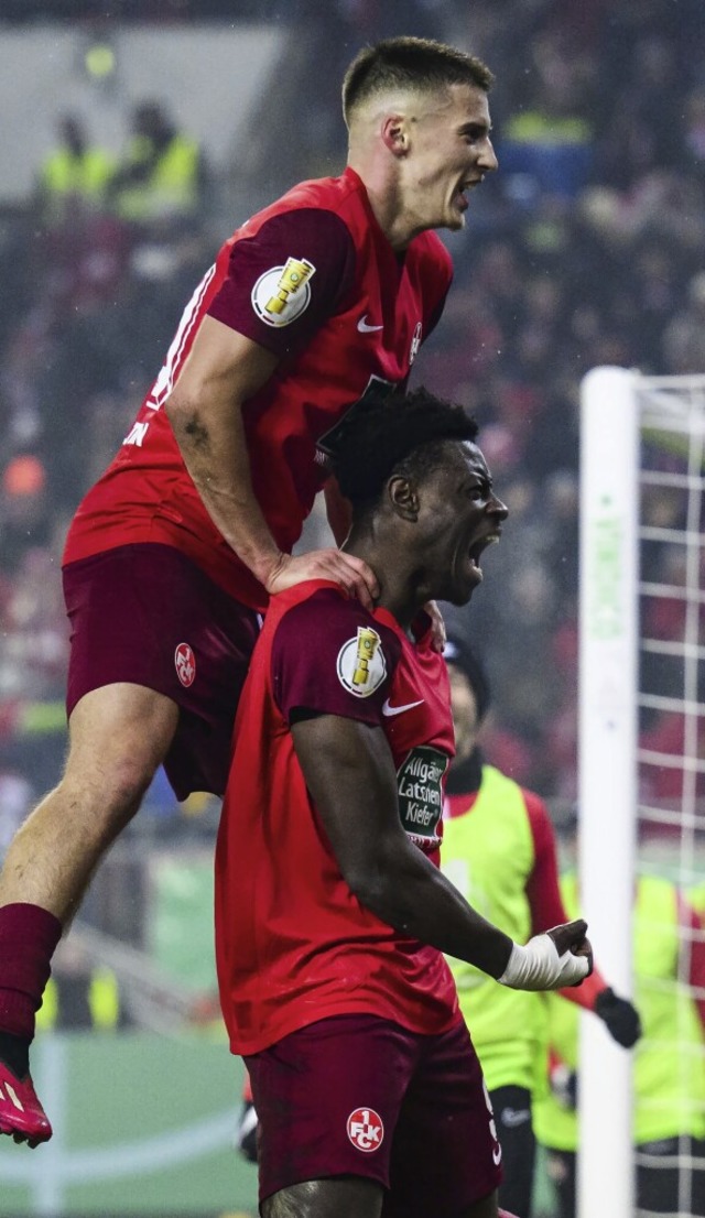 Ragnar Ache vom 1. FC Kaiserslautern (...Tobias Raschl (l.) freut sich mit ihm.  | Foto: Tom Weller (dpa)