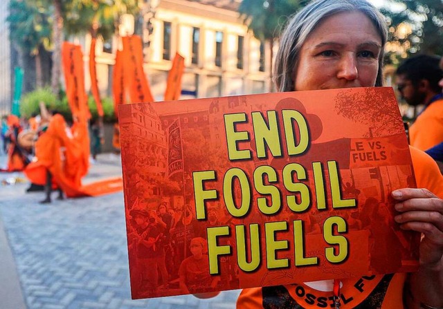 Protest fr ein Ende der fossilen Energien auf der UN-Klimakonferenz in Dubai  | Foto: KARIM SAHIB (AFP)