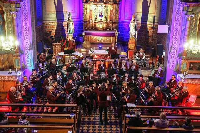 Farbige Lichtakzente setzten den Kirchenraum rund um die Musiker in Szene.  | Foto: Sandra Decoux