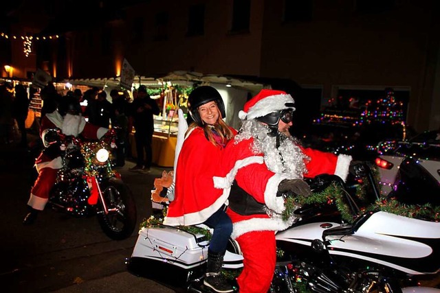 73 Teilnehmer fuhren auf ihren Motorr...our war der Kenzinger Weihnachtsmarkt.  | Foto: Werner Schnabl
