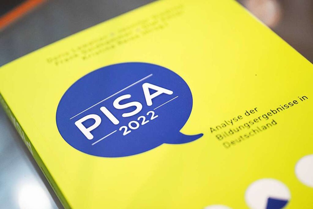 Ein Exemplar der Pisa-Studie 2022  | Foto: Christophe Gateau (dpa)