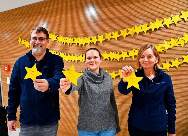 Andreas Fluck, Sabine Lmmlin-Ficht un...der Tafelladenbesucher in Rheinfelden.  | Foto: Heinz und Monika Vollmar