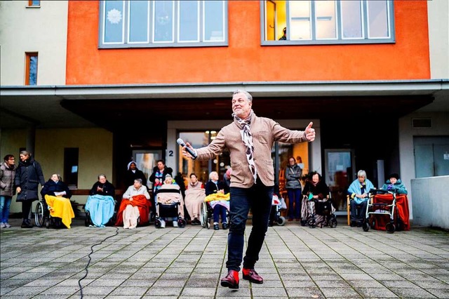 Marc Marshall spielt seine Entertainerqualitten auch im Seniorenheim aus.  | Foto: Jigall Fichtner
