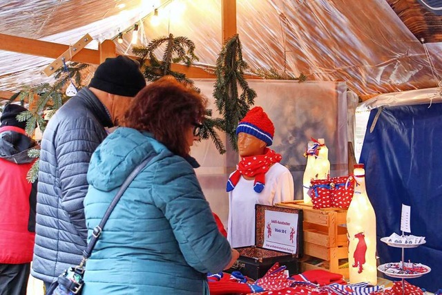Vielfltige Dekoartikel - nicht nur f...ebot auf dem Endinger Weihnachtsmarkt.  | Foto: Ruth Seitz