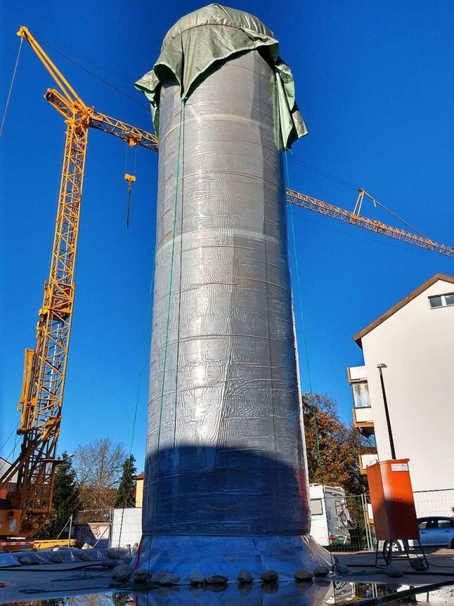 Elf Meter ragt der Wrmetank auf der Baustelle in die Hhe.  | Foto: Barbara Schmidt