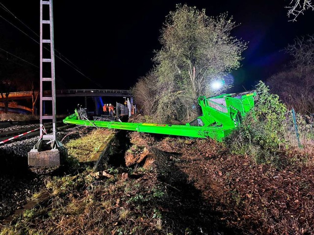 Am Bahnhof Orschweier musste die Freiw...eleskoplader von den Gleisen schaffen.  | Foto: Feuerwehr mahlberg