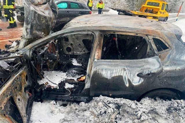 Auto brennt nach Frontalzusammensto bei Lenzkirch-Saig vollstndig aus