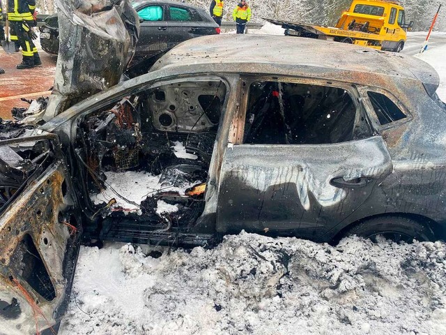 Das Fahrzeug brannte vollstndig aus.  | Foto: Kamera 24
