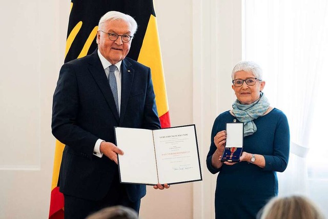 Carola Grasse erhielt das Bundesverdie...ndesprsident Frank-Walter Steinmeier.  | Foto: Steins, Sandra