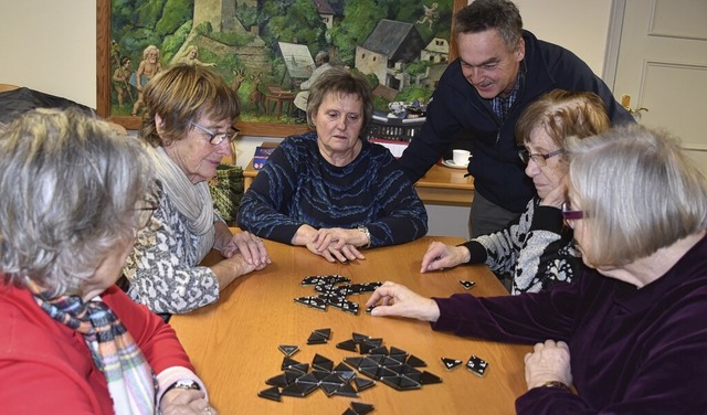 Anneliese Blakowski (zweite von rechts) organisiert die Spielenachmittage.  | Foto: Roland Vitt