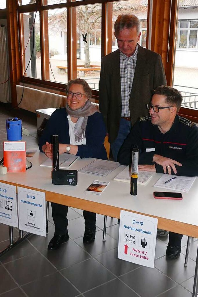 Ordnungsamtsleiterin Ellen Nonnenmache... Infopunkt im Foyer der Altrheinhalle.  | Foto: Ulrich Senf