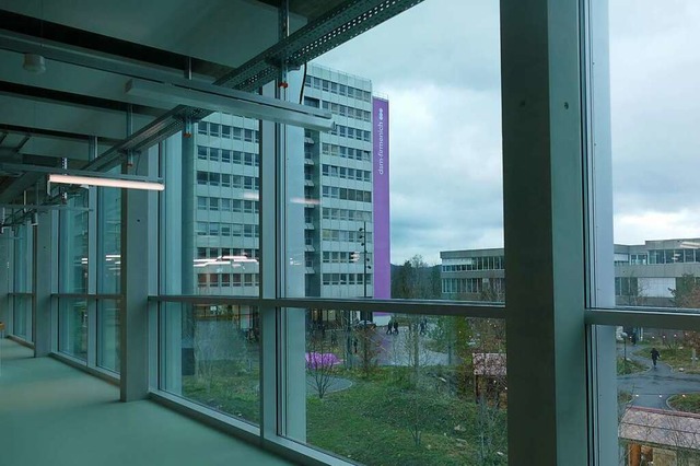 Blick aus dem neuen Forschungszentrum ... DSM-Firmenich-Campus in Kaiseraugst.   | Foto: Willi Adam