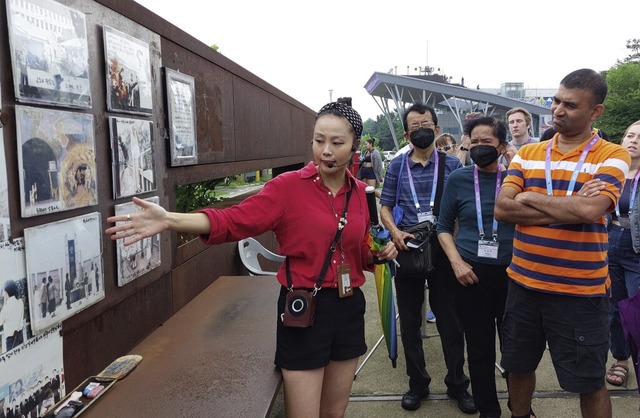 Touristenfhrerin Kang Moon-hyang (lin...litarisierte Zone an der Korea-Grenze.  | Foto: Felix Lill
