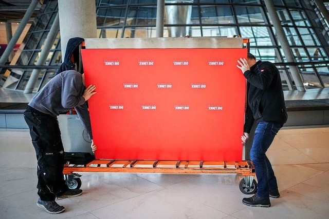 Helfer bauen am Mittwoch die Pressekon...woch, 6. Oktober, formal verloren hat.  | Foto: Kay Nietfeld (dpa)