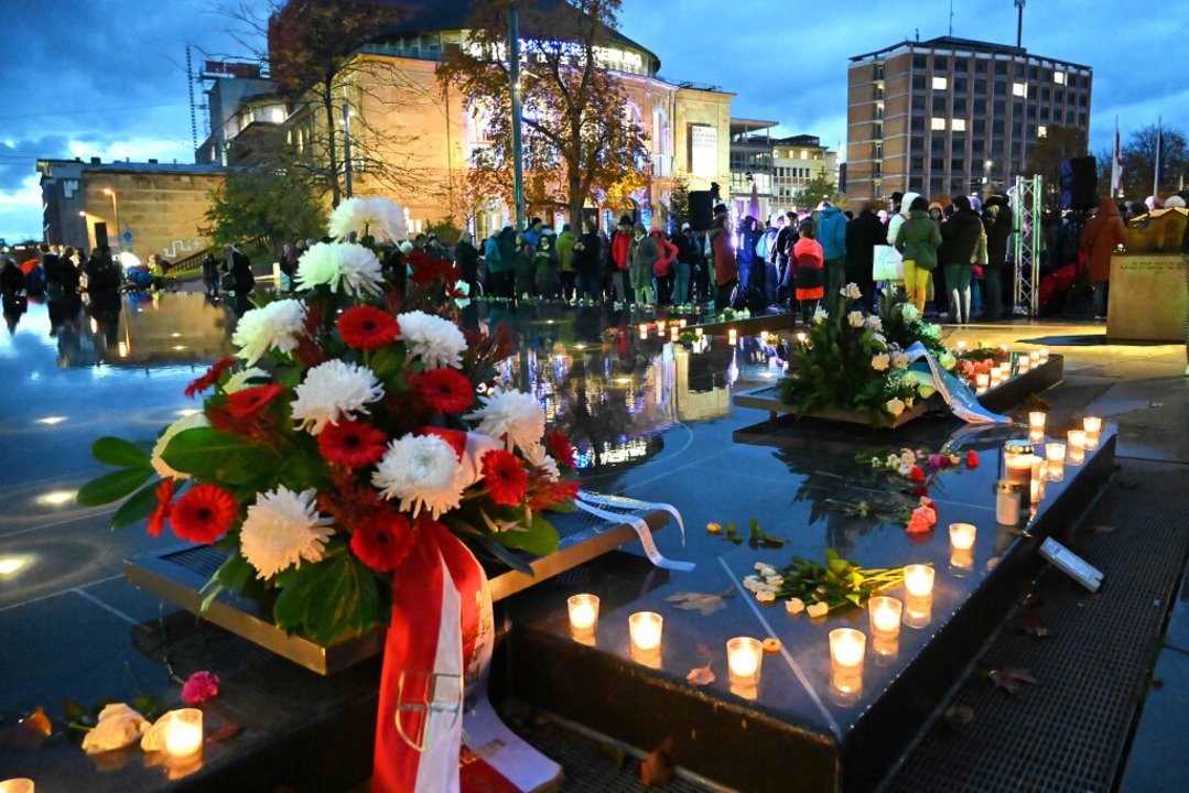 Gedenkveranstaltung zur Pogromnacht am...ember auf dem Platz der Alten Synagoge  | Foto: Thomas Kunz