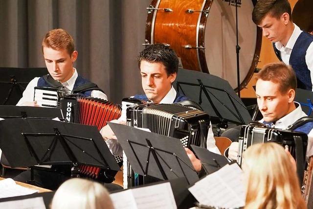 Hobby fr mehr als einen Tag: Handharmonikaverein aus Neuenburg will junge Menschen begeistern