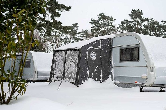 Wer seinen Wohnwagen im Winter nicht n...ndlich auf die Ruhepause vorbereiten.  | Foto: Philipp Schulze (dpa)