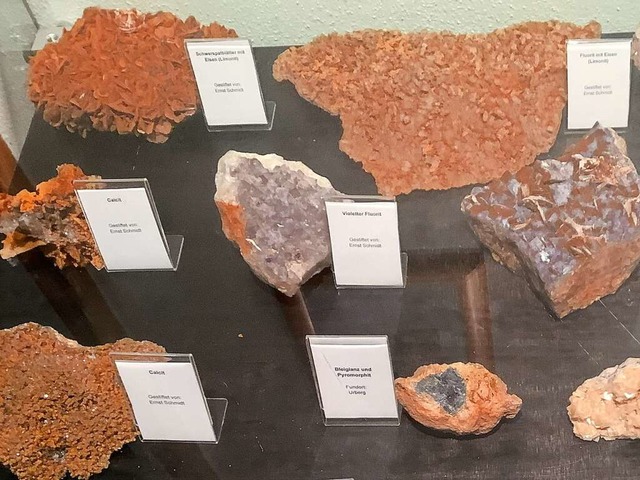 Zwei Vitrinen im Urberger Mineralienmu...mlung von Ernst Schmidt neu gestaltet.  | Foto: Karin Stckl-Steinebrunner