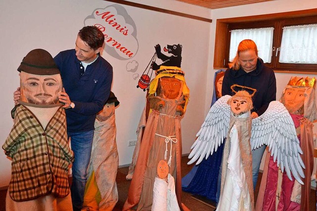 Anne Gerstner und Thomas Mittermaier l... an die Gewänder der Krippenfiguren an | Foto: Christiane Sahli Anne Gerstner und Thomas Mittermaier l... an die Gewänder der Krippenfiguren an | Foto: Christiane Sahli