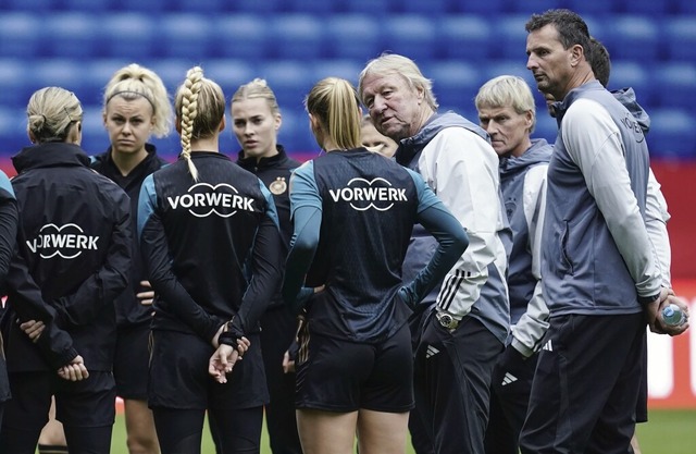 Gesprchsbedarf: Die deutschen Fuball...besch (4.v.r.) auf dem Trainingsplatz.  | Foto: Uwe Anspach (dpa)