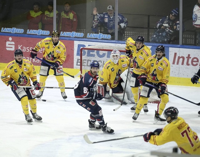 Am 28. November verloren die Wlfe, hi...den Spitzenreiter EC Huskies mit 0:2.   | Foto: IMAGO/Peter Hartenfelser